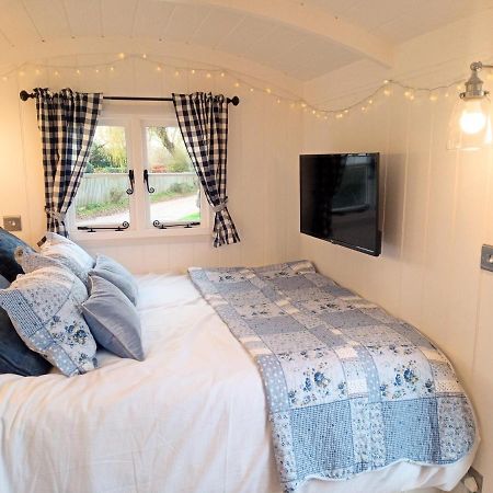 Yew Tree View Luxury Shepherd'S Hut Sturminster Newton Bagian luar foto